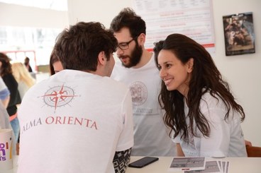 Gruppo di persone che svolgono attività di orientamento universitario