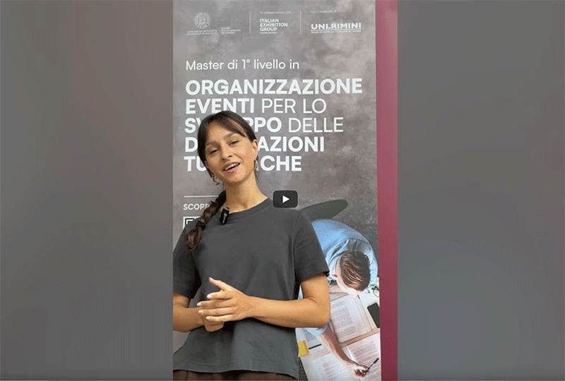 copertina del video con studentessa sullo sfondo del poster del Master