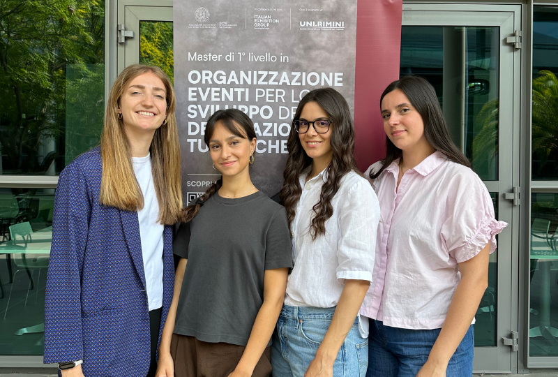 studentesse davanti al poster del Master