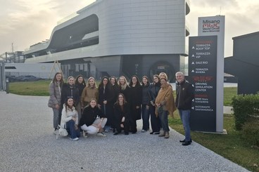 Gruppo di studenti del master dentro il Misano world Circuit