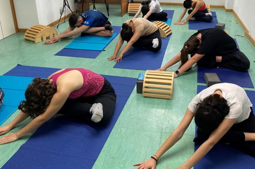 Lezione di yoga terapeutico in un'aula dell'Università di Bologna